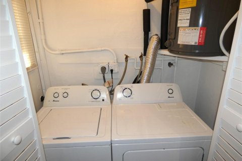 House in Fort Lauderdale, Florida 3 bedrooms, 94.95 sq.m. № 2083497 - photo 9