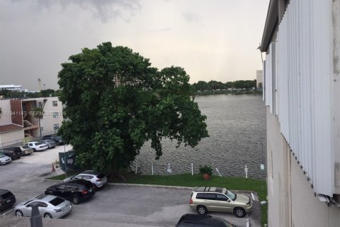 Condominio en Miami, Florida, 2 dormitorios  № 1998536