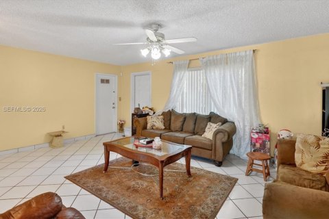 House in Miami Gardens, Florida 4 bedrooms, 167.78 sq.m. № 1998683 - photo 4