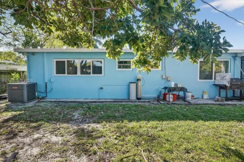 House in Miami Gardens, Florida 4 bedrooms, 167.78 sq.m. № 1998683 - photo 15