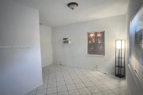 Propiedad comercial en alquiler en Miami, Florida, 1 dormitorio № 2077988 - foto 2