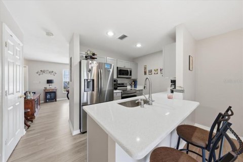 Condo in Pinellas Park, Florida, 2 bedrooms № 2200154 - photo 2