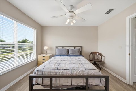 Condo in Pinellas Park, Florida, 2 bedrooms № 2200154 - photo 20