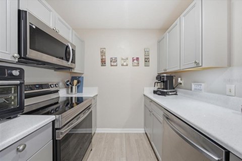 Condo in Pinellas Park, Florida, 2 bedrooms № 2200154 - photo 4