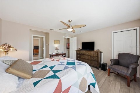 Condo in Pinellas Park, Florida, 2 bedrooms № 2200154 - photo 16