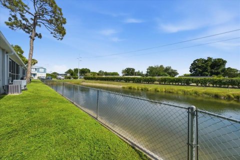Condo in Pinellas Park, Florida, 2 bedrooms № 2200154 - photo 30