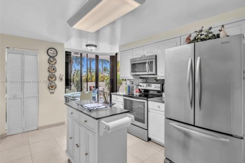 Condo in Aventura, Florida, 1 bedroom  № 1729369 - photo 15