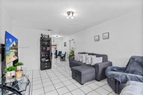 Villa ou maison à vendre à Miramar, Floride: 4 chambres, 81.29 m2 № 1951585 - photo 4