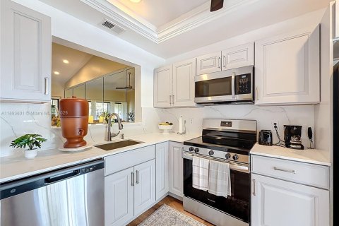 Condo in Deerfield Beach, Florida, 2 bedrooms № 1946505 - photo 2