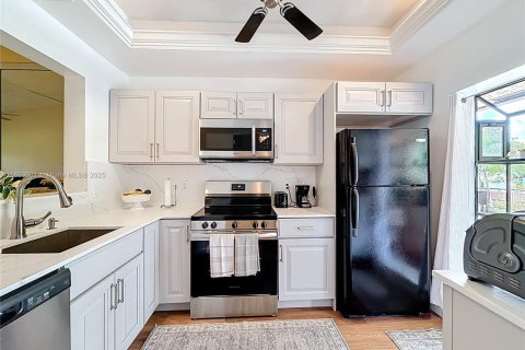 Condo in Deerfield Beach, Florida, 2 bedrooms № 1946505 - photo 4