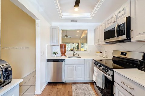 Condo in Deerfield Beach, Florida, 2 bedrooms № 1946505 - photo 1