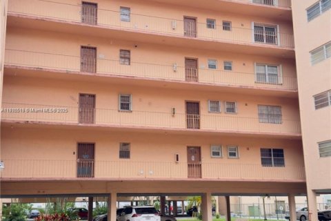 Copropriété à louer à Hialeah, Floride: 2 chambres, 80.82 m2 № 1971626 - photo 1