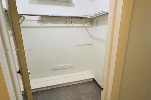 Condo in Miami, Florida, 1 bedroom  № 1951781 - photo 11