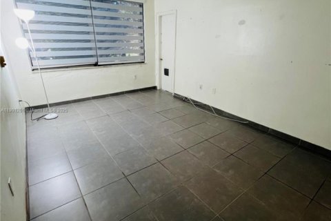 Condo in Miami, Florida, 1 bedroom  № 1951781 - photo 10
