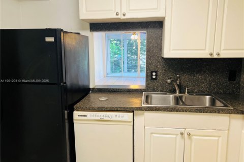 Condo in Miami, Florida, 1 bedroom  № 1951781 - photo 7