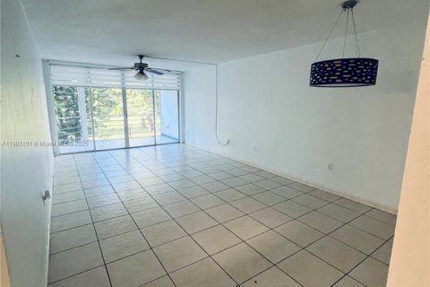 Condo in Miami, Florida, 1 bedroom  № 1951781 - photo 3