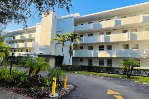 Condo in Miami, Florida, 1 bedroom  № 1951781 - photo 1