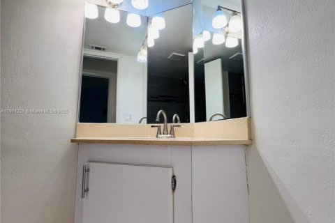 Condo in Miami, Florida, 1 bedroom  № 1951781 - photo 8
