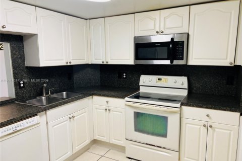 Condo in Miami, Florida, 1 bedroom  № 1951781 - photo 6