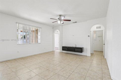 Casa en venta en Homestead, Florida, 4 dormitorios, 288.09 m2 № 1977175 - foto 4