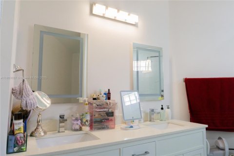 House in Miami Gardens, Florida 3 bedrooms, 157.19 sq.m. № 1864805 - photo 9