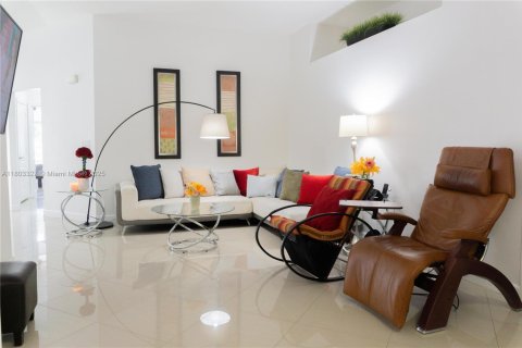 House in Miami Gardens, Florida 3 bedrooms, 157.19 sq.m. № 1864805 - photo 19