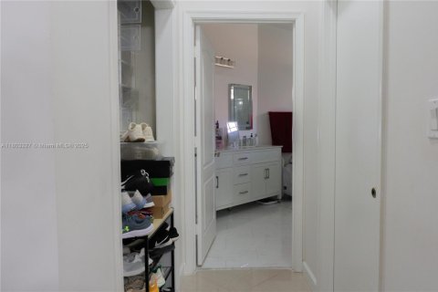 House in Miami Gardens, Florida 3 bedrooms, 157.19 sq.m. № 1864805 - photo 6