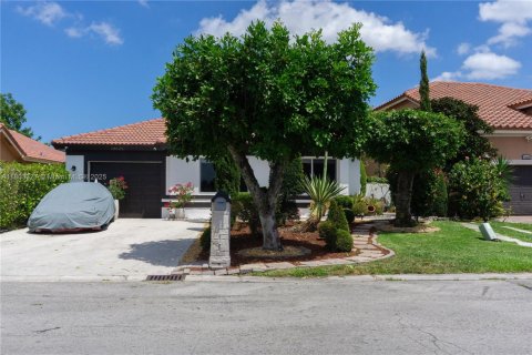 House in Miami Gardens, Florida 3 bedrooms, 157.19 sq.m. № 1864805 - photo 3
