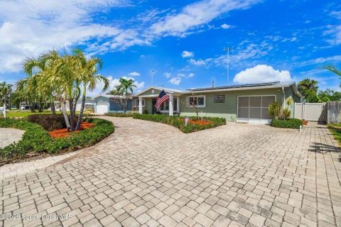 House in Indian Harbour Beach, Florida 4 bedrooms, 200.67 sq.m. № 2260347 - photo 2