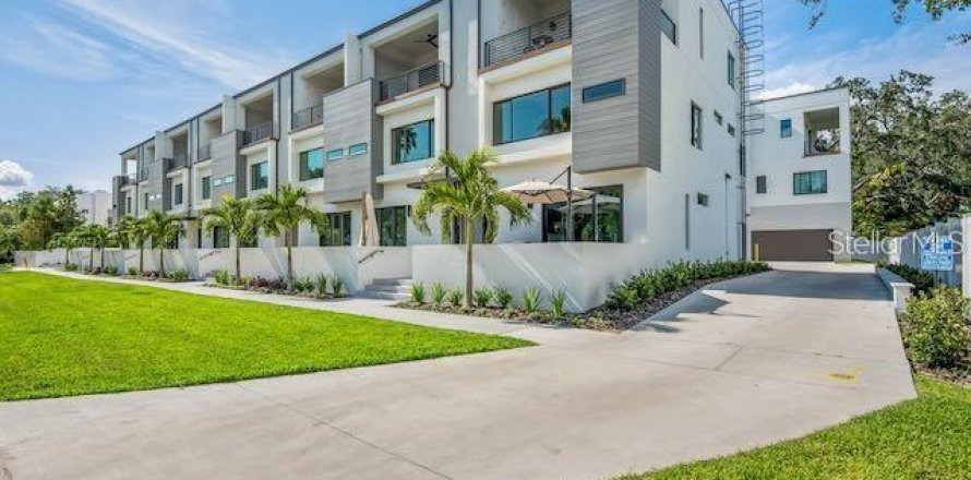 Townhouse in Tampa, Florida 3 bedrooms, 226.03 sq.m. № 1543334