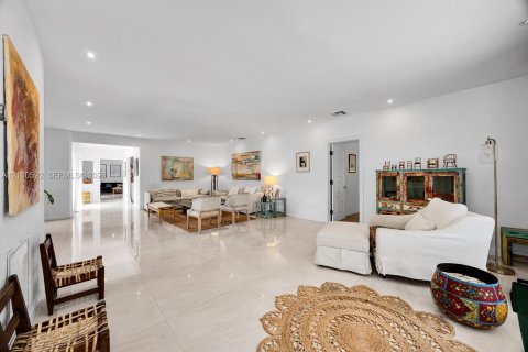 Villa ou maison à vendre à Coral Gables, Floride: 6 chambres, 407.47 m2 № 2401559 - photo 13
