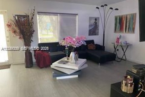 Снять в аренду виллу или дом в Майами-Шорс, Флорида 3 спальни, 178.93м2, № 2077932 - фото 4