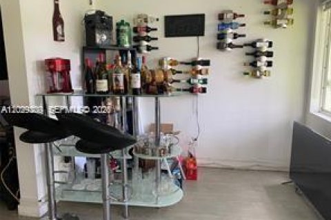 Снять в аренду виллу или дом в Майами-Шорс, Флорида 3 спальни, 178.93м2, № 2077932 - фото 12