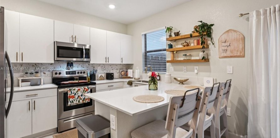 Townhouse in Cutler Bay, Florida 3 bedrooms, 124.02 sq.m. № 1768830