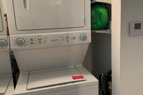 Condo in Miami, Florida, 1 bedroom  № 1924468 - photo 18