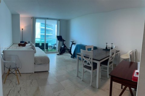 Condo in Miami, Florida, 1 bedroom  № 1924468 - photo 13
