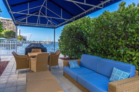 Condo in Miami, Florida, 1 bedroom  № 1924468 - photo 8
