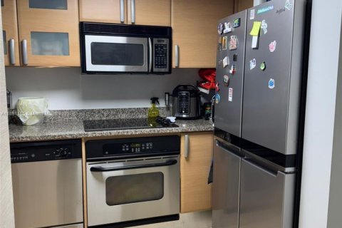Condo in Miami, Florida, 1 bedroom  № 1924468 - photo 11