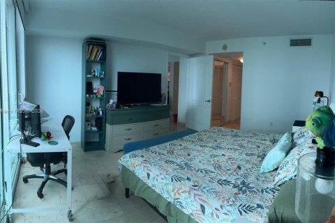 Condo in Miami, Florida, 1 bedroom  № 1924468 - photo 14