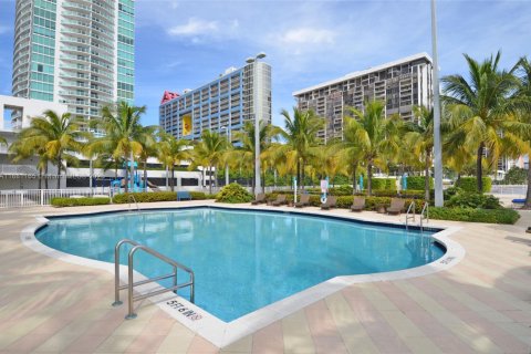 Condo in Miami, Florida, 1 bedroom  № 1924468 - photo 5