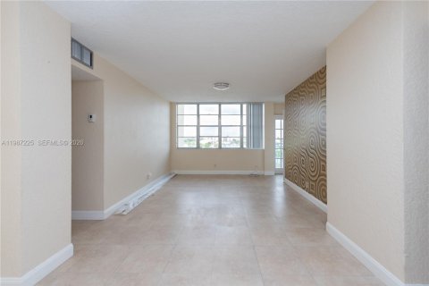 Copropriété à louer à North Miami Beach, Floride: 2 chambres, 103.31 m2 № 2046650 - photo 4