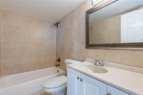 Copropriété à louer à North Miami Beach, Floride: 2 chambres, 103.31 m2 № 2046650 - photo 24
