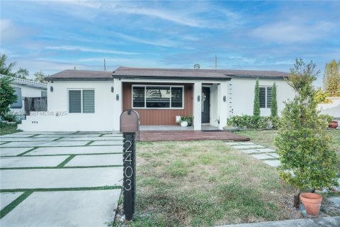 House in Hollywood, Florida 3 bedrooms, 130.06 sq.m. № 1992267 - photo 2