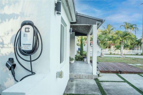 House in Hollywood, Florida 3 bedrooms, 130.06 sq.m. № 1992267 - photo 10