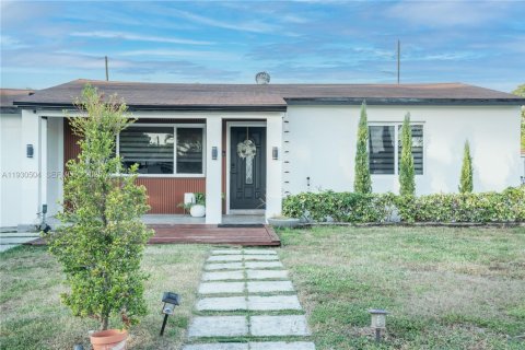 House in Hollywood, Florida 3 bedrooms, 130.06 sq.m. № 1992267 - photo 1