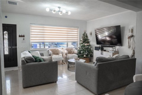 House in Hollywood, Florida 3 bedrooms, 130.06 sq.m. № 1992267 - photo 11