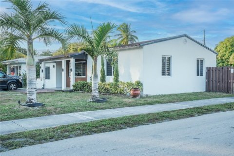 House in Hollywood, Florida 3 bedrooms, 130.06 sq.m. № 1992267 - photo 7