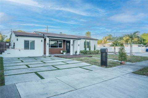 House in Hollywood, Florida 3 bedrooms, 130.06 sq.m. № 1992267 - photo 5