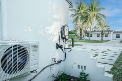 House in Hollywood, Florida 3 bedrooms, 130.06 sq.m. № 1992267 - photo 9