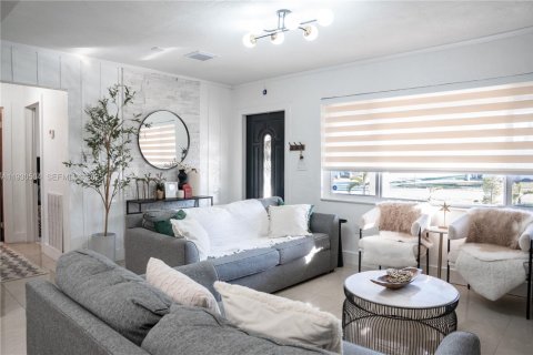 House in Hollywood, Florida 3 bedrooms, 130.06 sq.m. № 1992267 - photo 16